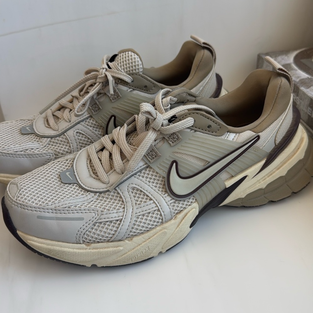 Nike v2k Athletic Sneakers - Picture 6 of 6